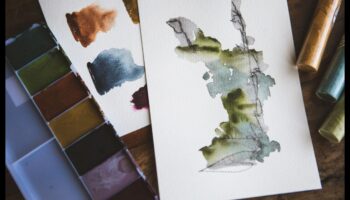 יצירה עם אבקת צבעי מים: השגת אפקטים ייחודיים ועדינים