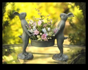 פלאים גחמניים: הרם את המרחב שלך עם אמנות גן